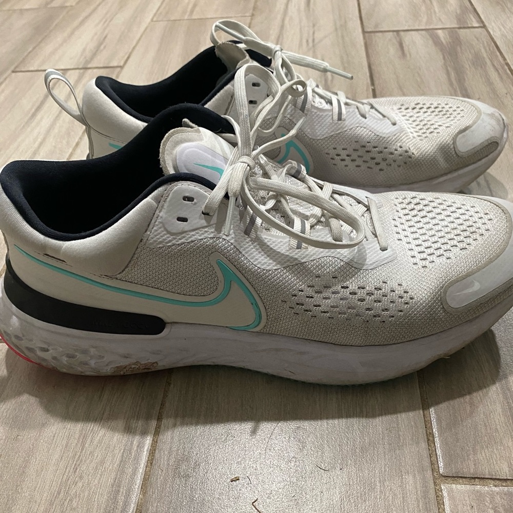 Nike running show size 13
